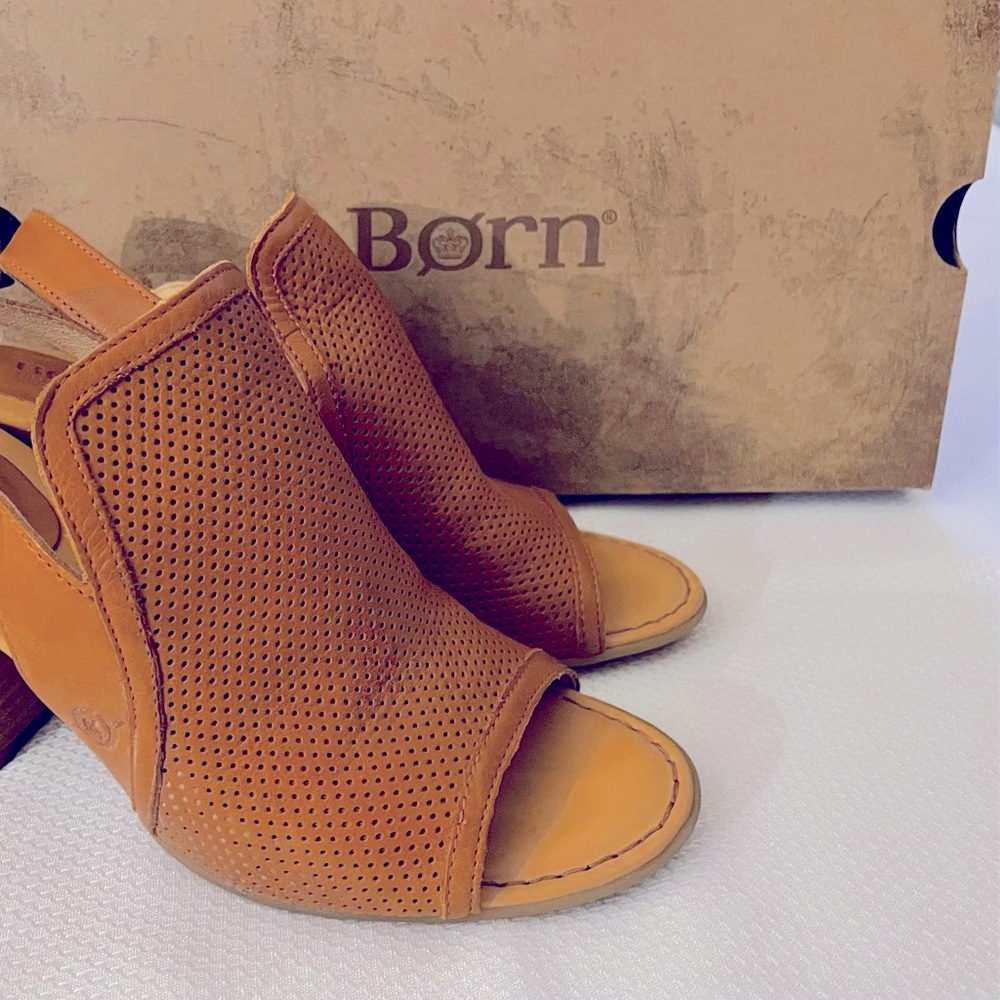 Born Sutra Perf  f39106  Brown 3 1/4’ Heel sandal Size 8